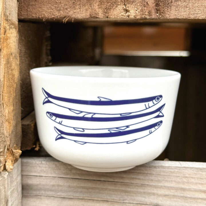 les petits bols antxoak, une serie de 5 bols bleus avec le spoissons basques, une collection exclusive d'assiette et compagnie design beatrice lassus pene