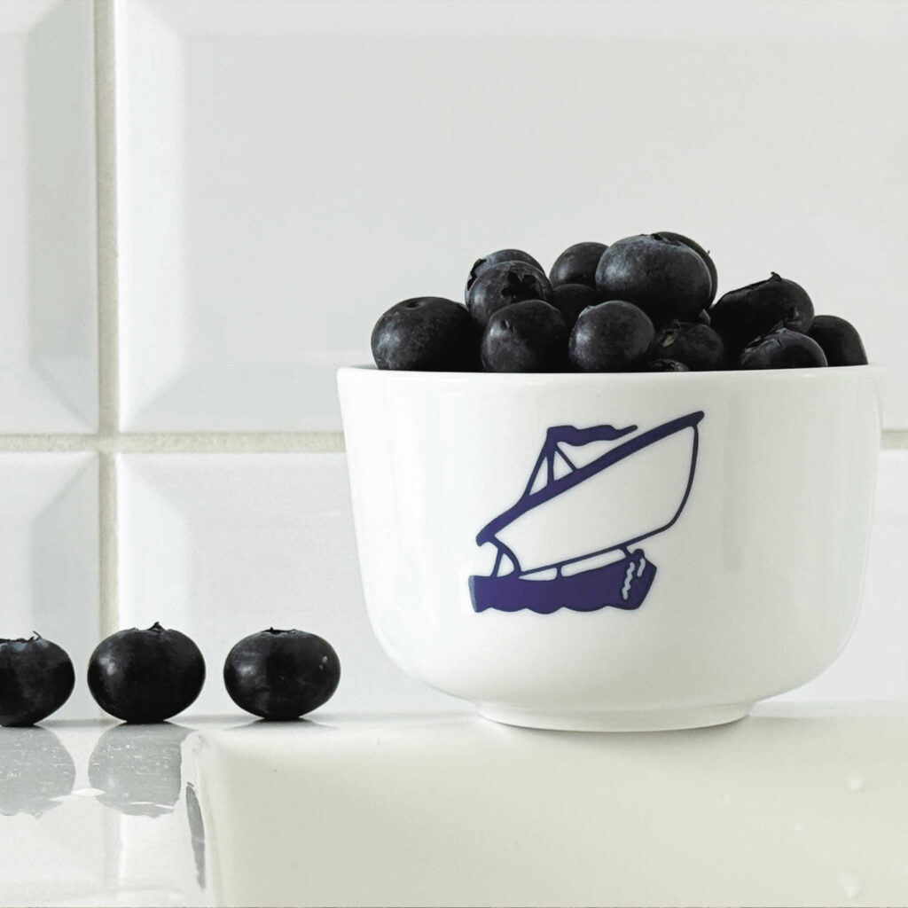 les petits bols antxoak, une serie de 5 bols bleus avec le spoissons basques, une collection exclusive d'assiette et compagnie design beatrice lassus pene