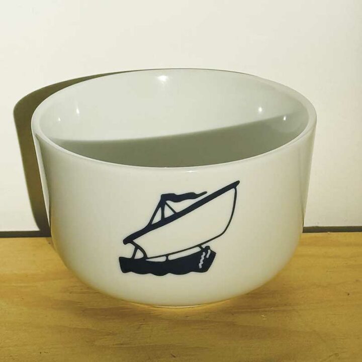 les petits bols de la collection Antxoak sont hyper pratiques et très sympa sur votre table : le chipiron, le thon, les anchois, le bateau ou le poisson, à vous de choisir. une exclusivité d'assiettes et cie - design par béatrice pene lassus