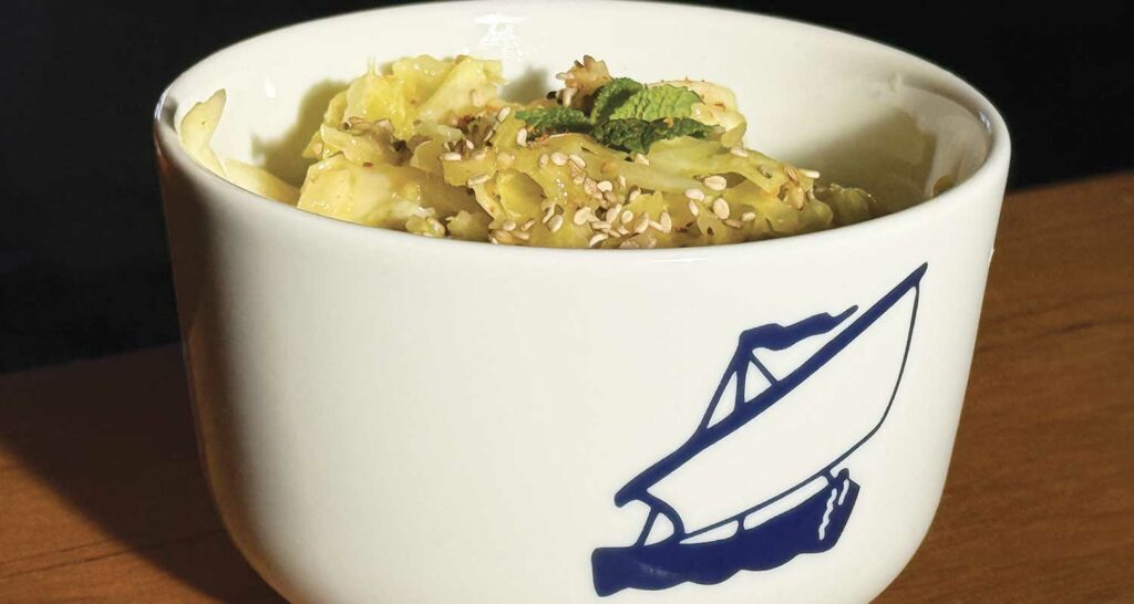 salade de chou au sésame avec une vinaigrette folle, le yamitsuki est une recette japonaise qui rend le monde entier fou de bonheur, essayez la, présentation dans un bol chipiron et bateau de la collection antxoak par assiettes et compagnie