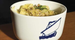 salade de chou au sésame avec une vinaigrette folle, le yamitsuki est une recette japonaise qui rend le monde entier fou de bonheur, essayez la, présentation dans un bol chipiron et bateau de la collection antxoak par assiettes et compagnie