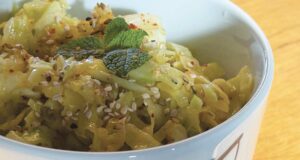 salade de chou au sésame avec une vinaigrette folle, le yamitsuki est une recette japonaise qui rend le monde entier fou de bonheur, essayez la, présentation dans un bol chipiron et bateau de la collection antxoak par assiettes et compagnie