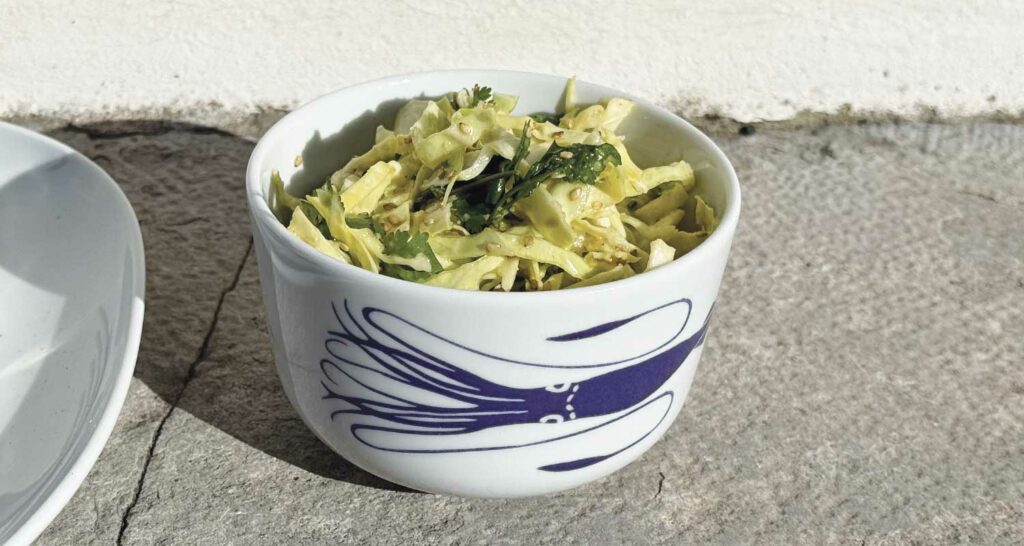 salade de chou au sésame avec une vinaigrette folle, le yamitsuki est une recette japonaise qui rend le monde entier fou de bonheur, essayez la, présentation dans un bol chipiron et bateau de la collection antxoak par assiettes et compagnie