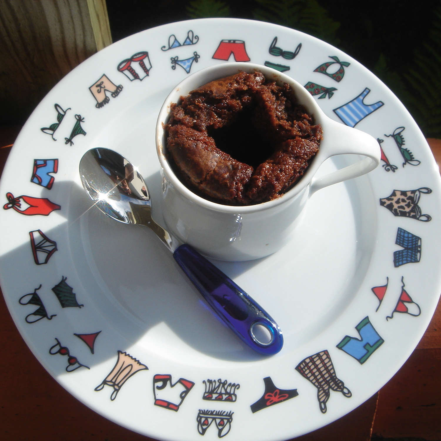 assiette dessert maillots par assiettes et compagnie, une assiette qui présente les accessoires de plage, creation par beatrice lasus pene pour assiettes et compagnie