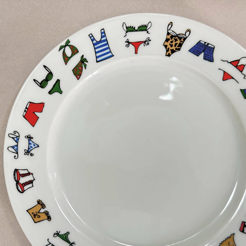 assiette dessert maillots par assiettes et compagnie, une assiette qui présente les accessoires de plage, creation par beatrice lasus pene pour assiettes et compagnie