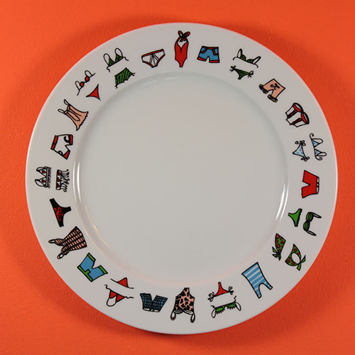 assiette dessert maillots par assiettes et compagnie, une assiette qui présente les accessoires de plage, creation par beatrice lasus pene pour assiettes et compagnie