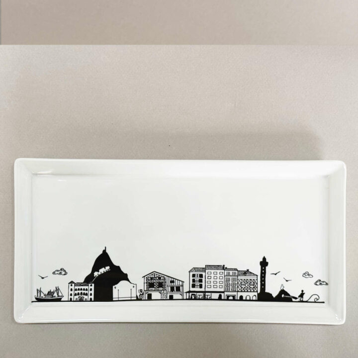 plat a cake pays basque par assiettes et compagnie , sur porcelain de la manufacture revol, design beatrice lassus pene