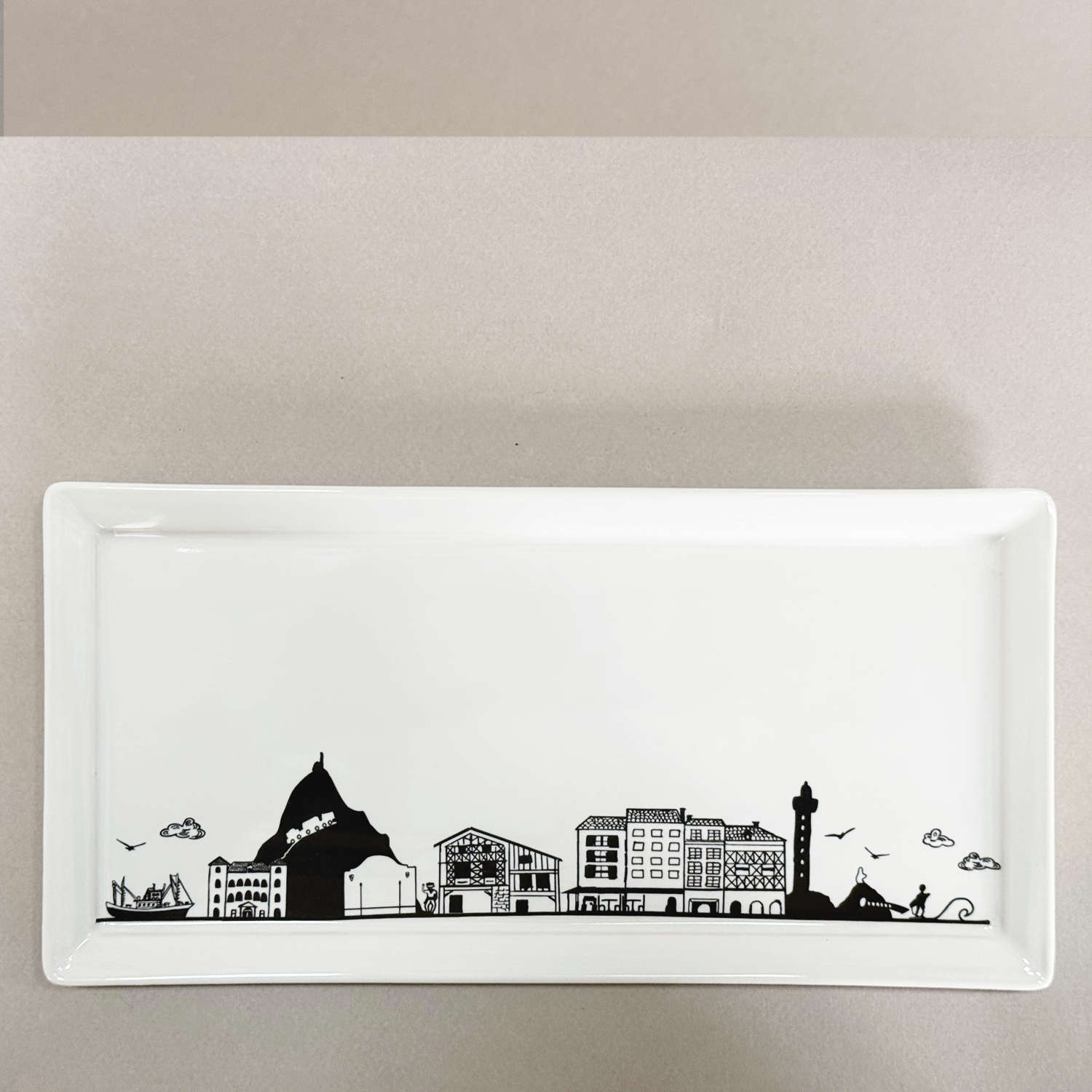plat a cake pays basque par assiettes et compagnie , sur porcelain de la manufacture revol, design beatrice lassus pene