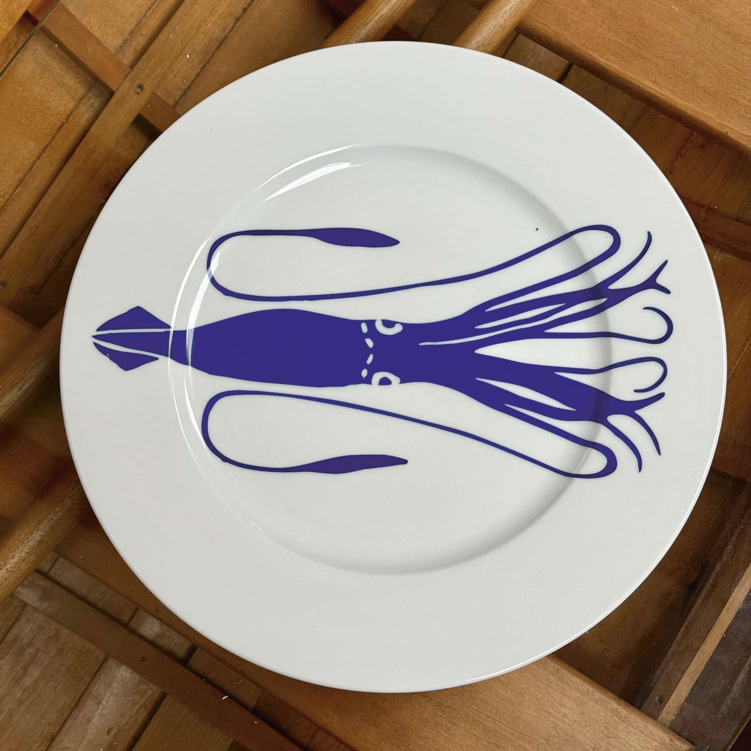 Le plat rond Chipiron pour vos meilleures recettes basques de chipirons ou xipirons ... fabriqué avec amour au Pays Basque, creation exclusive assiettes et compagnie par beatrice lassus pene
