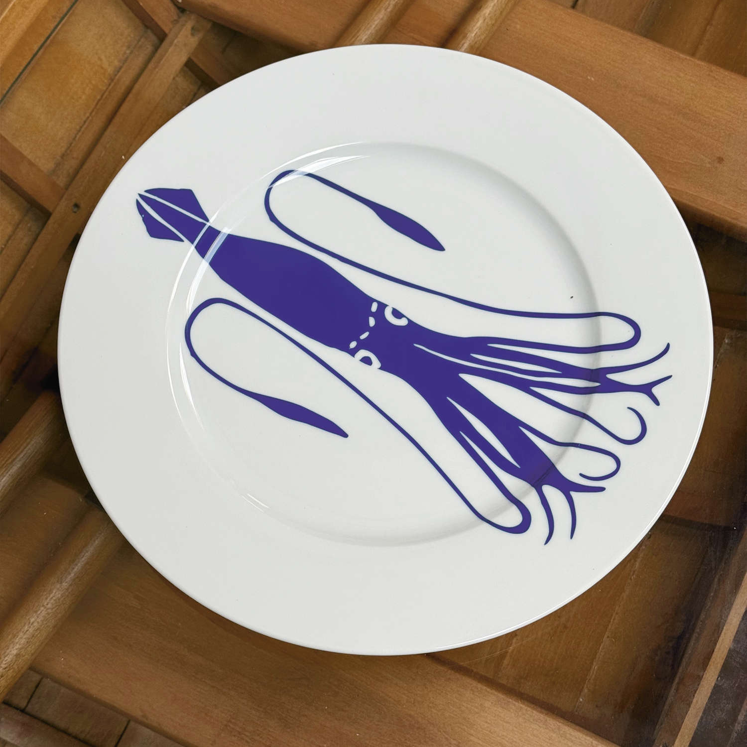 Le plat rond Chipiron pour vos meilleures recettes basques de chipirons ou xipirons ... fabriqué avec amour au Pays Basque, creations assiettes et compagnie par beatrice lassus pene