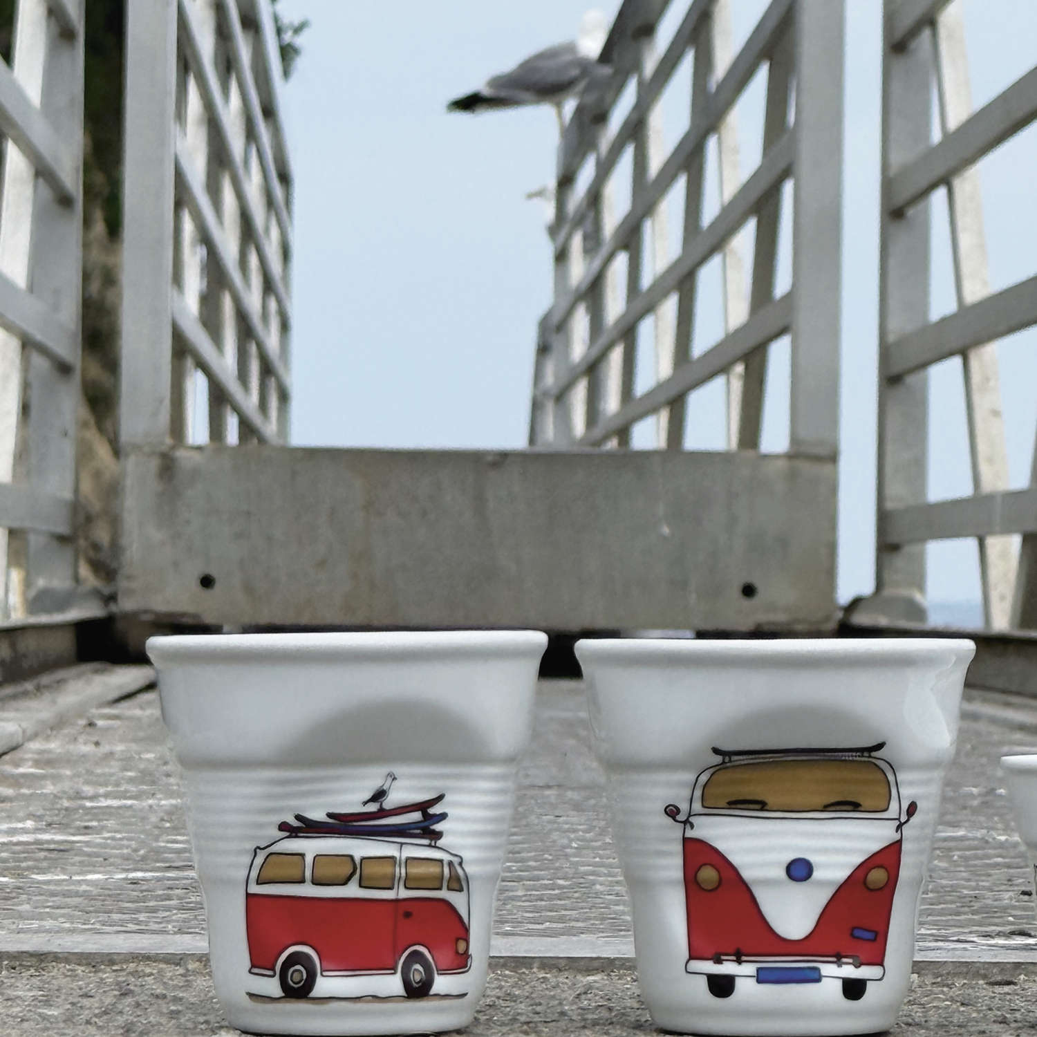 une nouvelle tasse cappuccino sur votre table, un peu de nostalgie des vacances ? embarquez sur le combi VW d'assiettes et compagnie