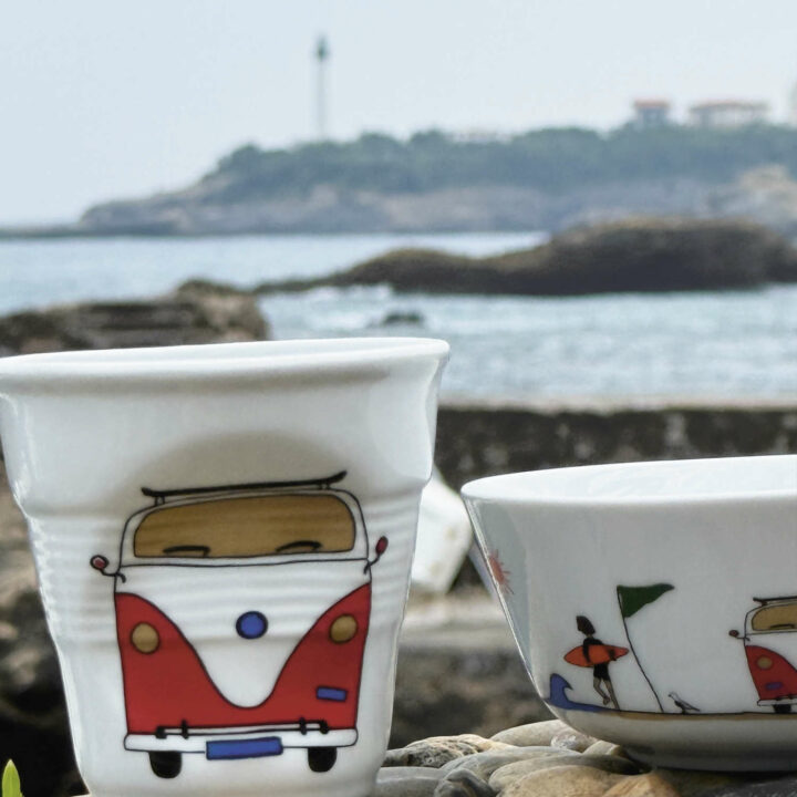 une nouvelle tasse cappuccino sur votre table, un peu de nostalgie des vacances ? embarquez sur le combi VW d'assiettes et compagnie