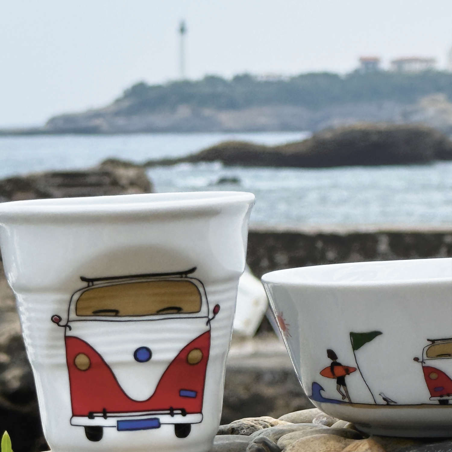 une nouvelle tasse cappuccino sur votre table, un peu de nostalgie des vacances ? embarquez sur le combi VW d'assiettes et compagnie