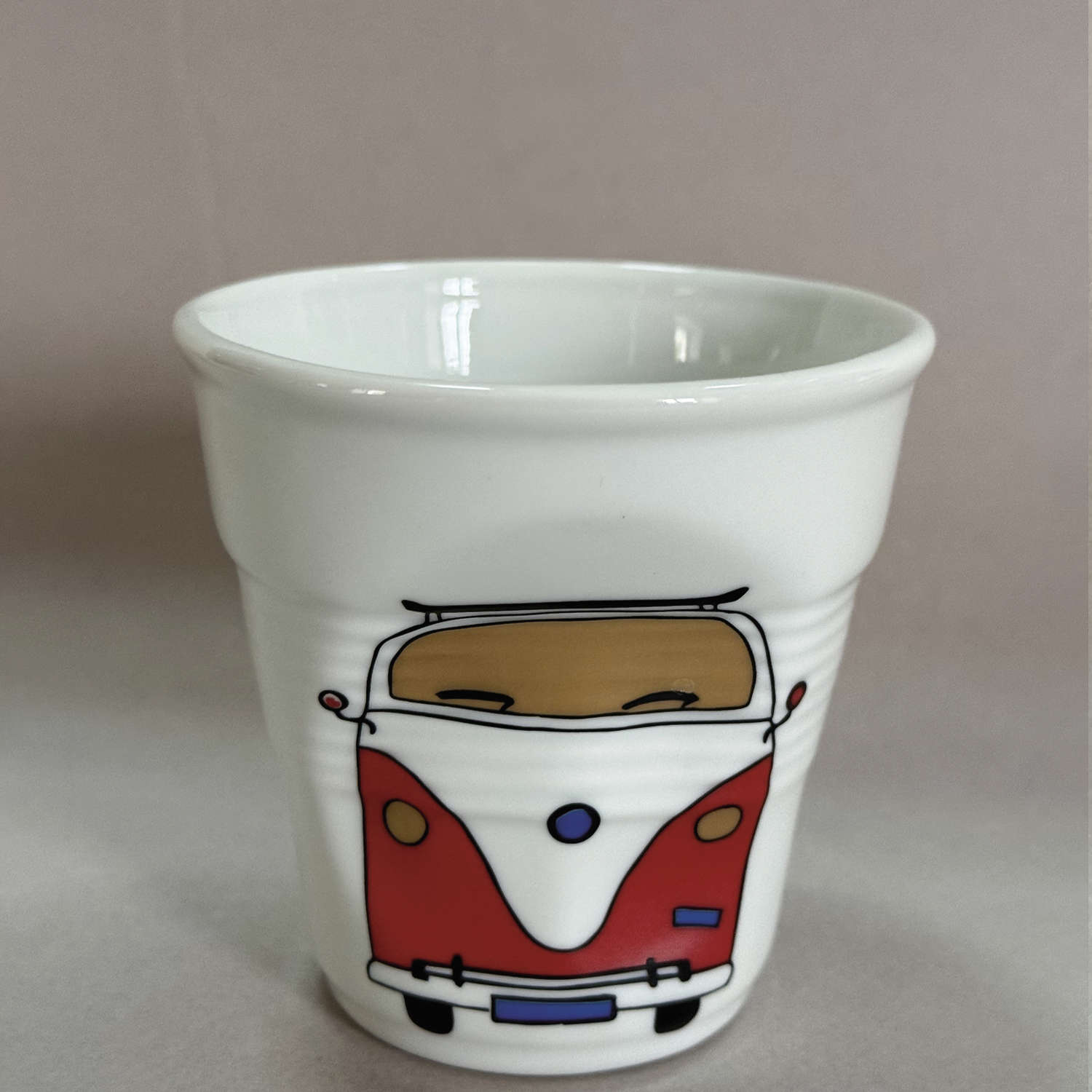 une nouvelle tasse cappuccino sur votre table, un peu de nostalgie des vacances ? embarquez sur le combi VW d'assiettes et compagnie